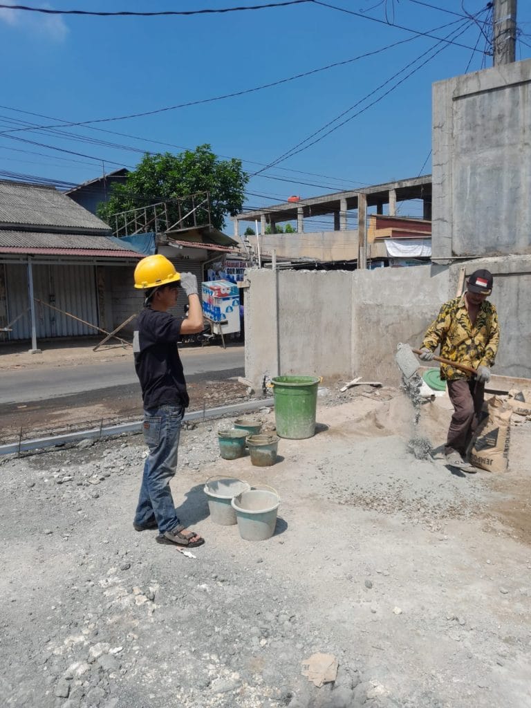 Tim spesialis indolasbaja sedang mengerjakan proyek kontruksi di jonggol