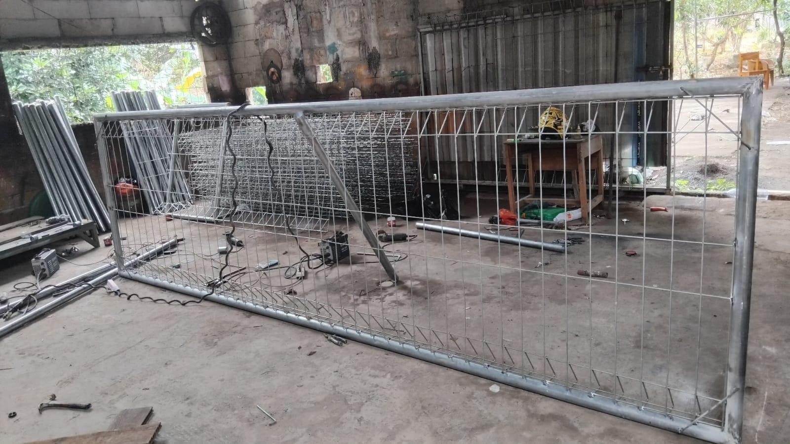 Proses perakitan dan penyetelan pagar BRC