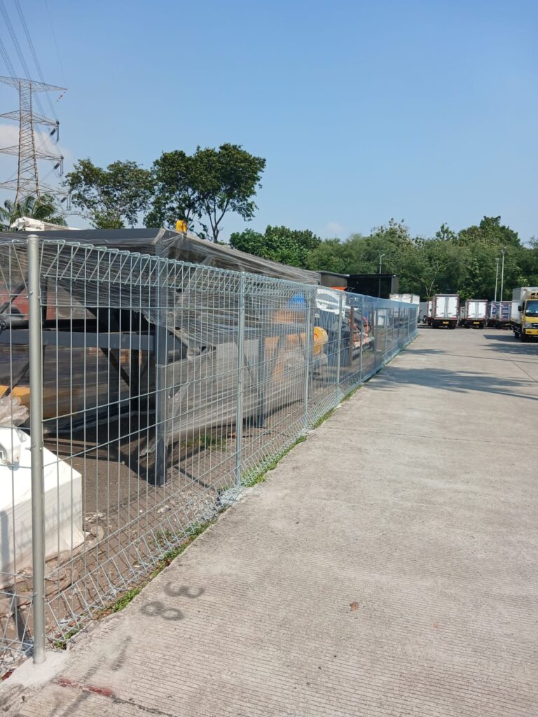 Pagar BRC Hot Dip galvanized terpasang di proyek Cirebon