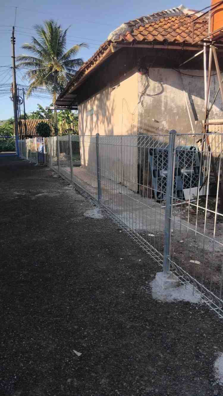 Proses pemasangan pagar BRC