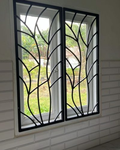 Teralis jendela besi desain klasik motif lengkung daun warna hitam