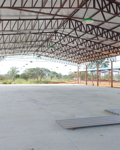 Proyek kontruksi interior pabrik baja bentang luas dan aman di kawasan industri