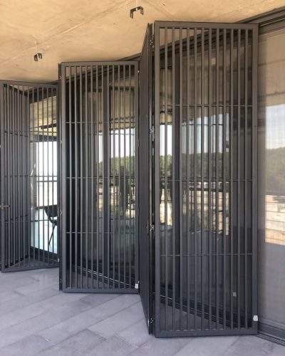 Pintu lipat besi hollow vertikal desain minimalis tinggi untuk keamanan properti