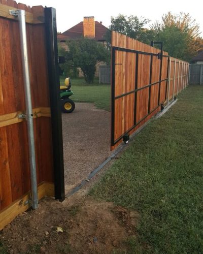 Desain pintu pagar halaman rumah perpaduan kayu dan rangka besi