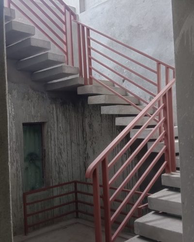 Railing tangga dalam ruangan bahan besi hollow