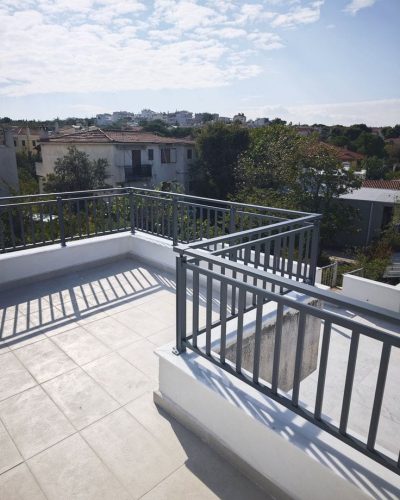 Railing balkon besi hitam minimalis untuk area rooftop atau teras lantai area Citeureup