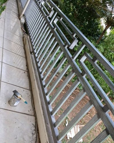 Proses pemasangan railing besi balkon desain minimalis di bekasi