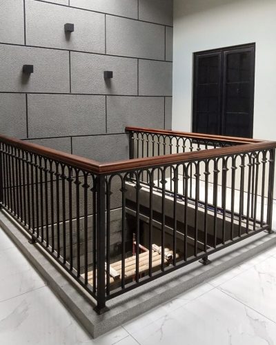 Railing Void Balkon dalam ruangan besi dengan pegangan kayu jati