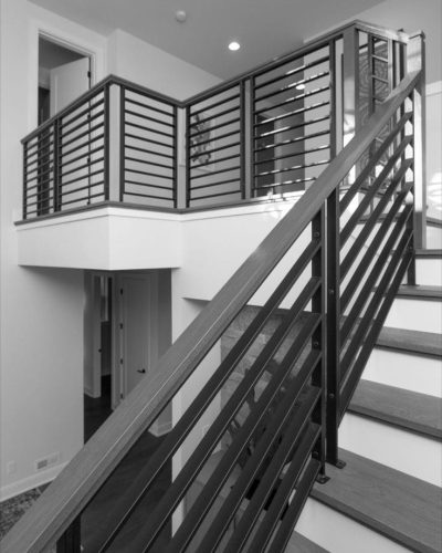 Railing balkon dan tangga besi minimalis dalam ruangan di Jakarta