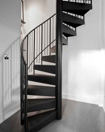 Tangga putar besi kokoh dan hemat ruang untuk alses lantai 2 di area cibubur