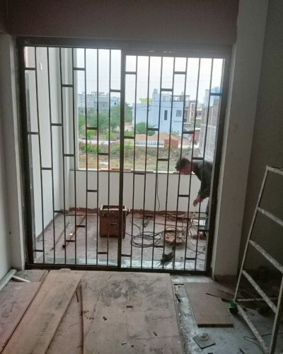 Pintu teralis besi pengaman model verikal untuk area belakang rumah