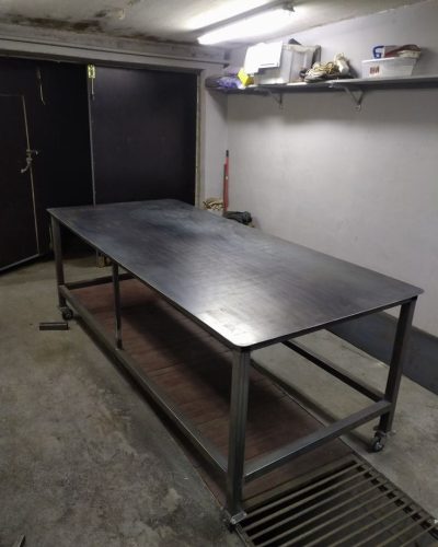 Meja kerja workshop besi heavy duty yang tahan banting untuk kebutuhan perakitan di area produksi dan bengkel.