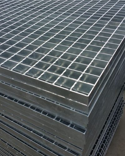 Pemasangan grating steel galvanis tahan beban kendaraan berat untuk penutup selokan dan lantai platform kerja.