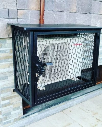 Dudukan bracket AC besi custom yang tebal, kuat, dan anti-karat untuk pemasangan unit outdoor di dinding rumah