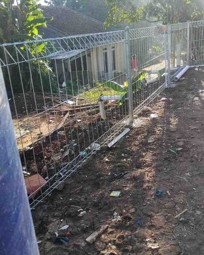 Proses pemasangan pagar BRC